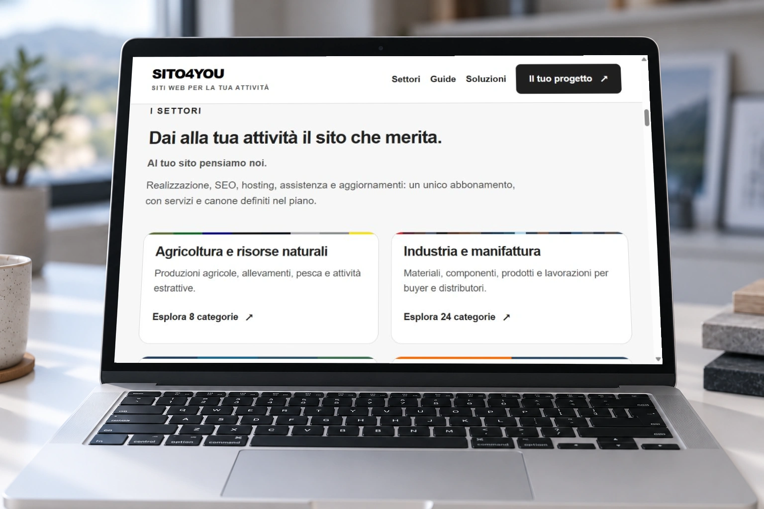 Copertina illustrativa: notebook in primo piano con la sezione Settori della home SITO4YOU nel display e ambiente sfocato